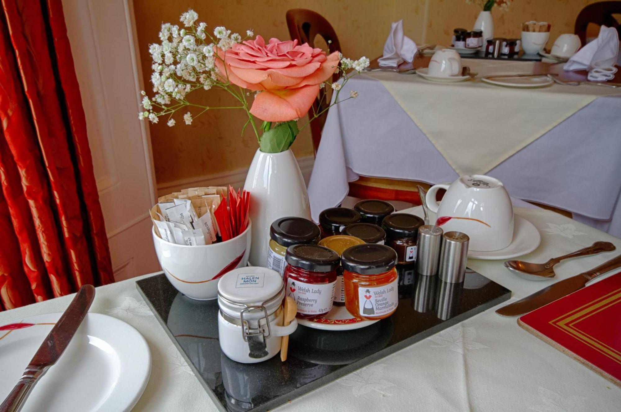 Holcombe House Guest House ランディドノー エクステリア 写真